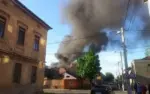 Incendiu în centrul vechi de la un atelier de canapele. 4 mașini de pompieri au intervenit pe „cuza vodă” 22 foc1