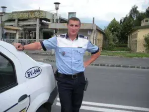 polițistul marian godină bate