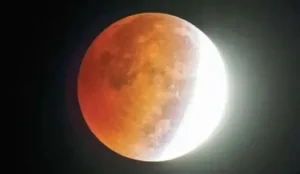 o eclipsă de lună în penumbră