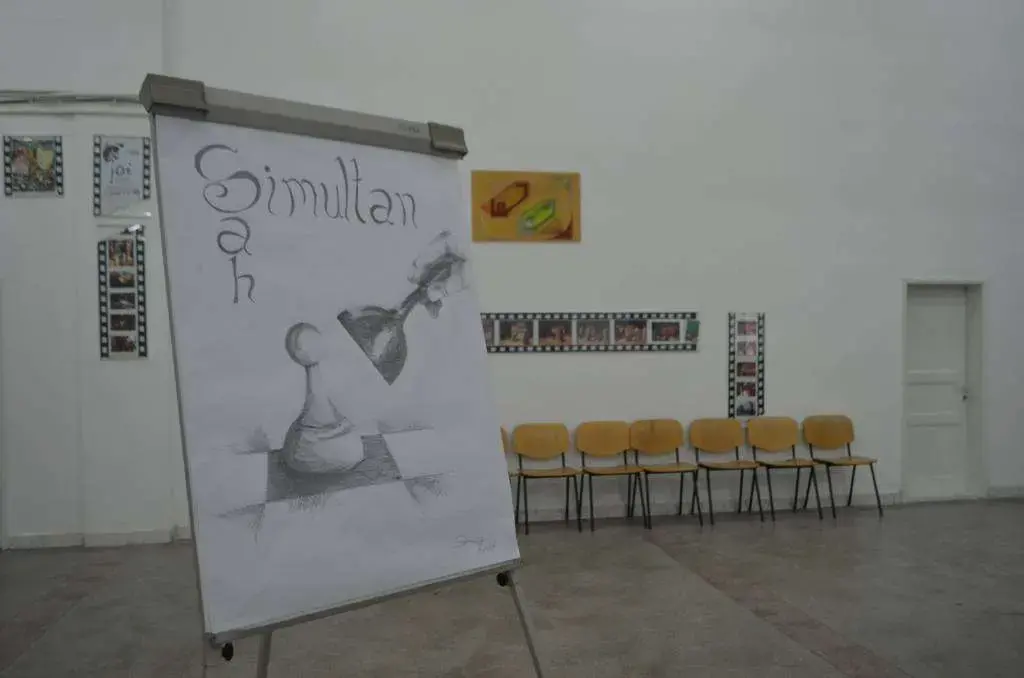 Simultan de șah cu deținuții periculoși la Penitenciarul Arad - sau „frumusețea atemporală a măsurării timpului” față cu urâtul pur al desființării sale [FOTO]