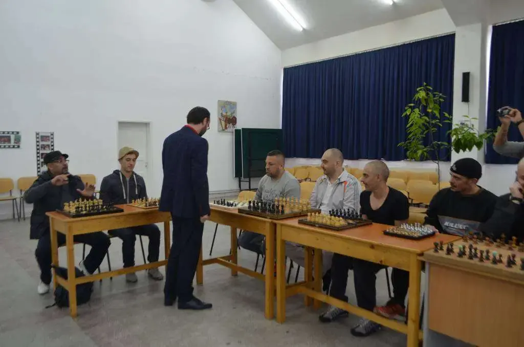 Simultan de șah cu deținuții periculoși la Penitenciarul Arad - sau „frumusețea atemporală a măsurării timpului” față cu urâtul pur al desființării sale [FOTO]