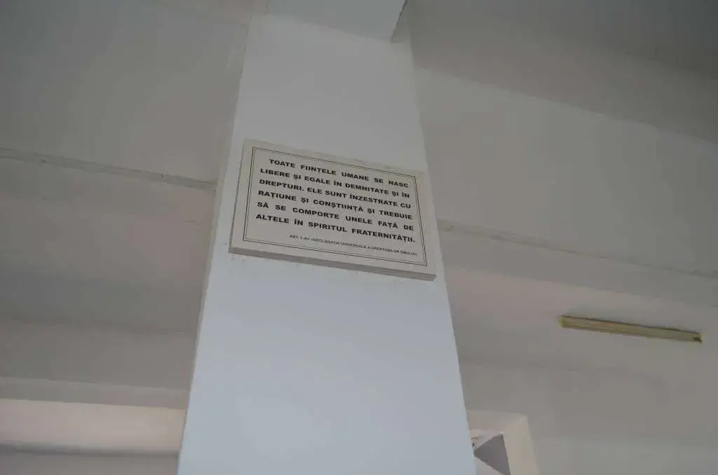 Simultan de șah cu deținuții periculoși la Penitenciarul Arad - sau „frumusețea atemporală a măsurării timpului” față cu urâtul pur al desființării sale [FOTO]