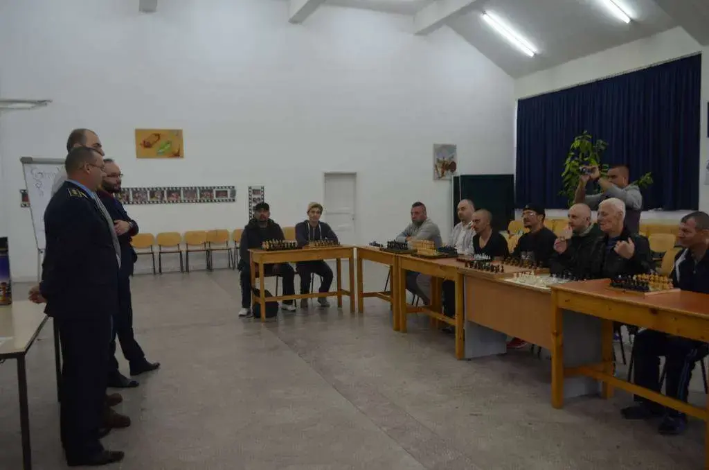 Simultan de șah cu deținuții periculoși la Penitenciarul Arad - sau „frumusețea atemporală a măsurării timpului” față cu urâtul pur al desființării sale [FOTO]