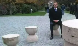 Prostovanul pământului cu fundul pe scaunul tăcerii - o poză care-nghite cele 1000 de cuvinte 18 iohannis