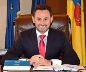 drept la replică referitor