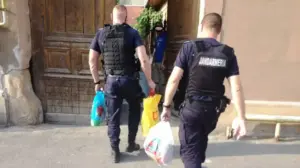 pe lângă cele specifice armei lor