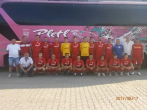 cu 8 jucători de liga