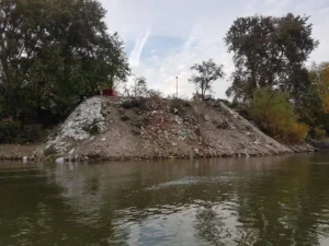 muntele de moloz din râul