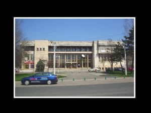 prin decizie judecătorească definitivă