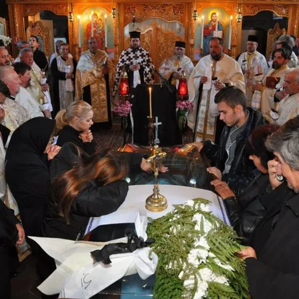Conducătorii bisericii ortodoxe arădene, demnitarii locali, mii de oameni care l-au iubit şi respectat l-au condus pe părintele-protopop al lipovei, ioan jidoi, pe ultimul drum pământesc 12 ioan jidoi 1 1