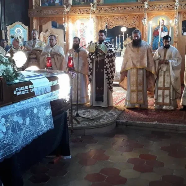 Conducătorii bisericii ortodoxe arădene, demnitarii locali, mii de oameni care l-au iubit şi respectat l-au condus pe părintele-protopop al lipovei, ioan jidoi, pe ultimul drum pământesc 3 ioan jidoi 10