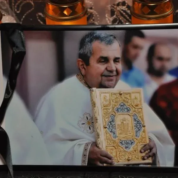 Conducătorii bisericii ortodoxe arădene, demnitarii locali, mii de oameni care l-au iubit şi respectat l-au condus pe părintele-protopop al lipovei, ioan jidoi, pe ultimul drum pământesc 2 ioan jidoi 11