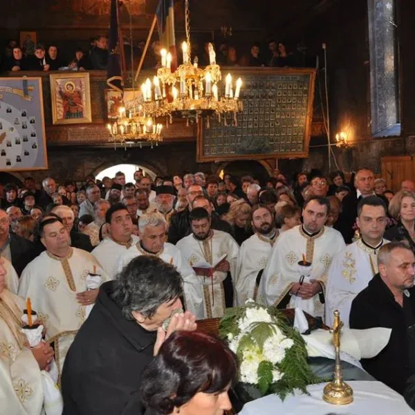 Conducătorii bisericii ortodoxe arădene, demnitarii locali, mii de oameni care l-au iubit şi respectat l-au condus pe părintele-protopop al lipovei, ioan jidoi, pe ultimul drum pământesc 10 ioan jidoi 3 1