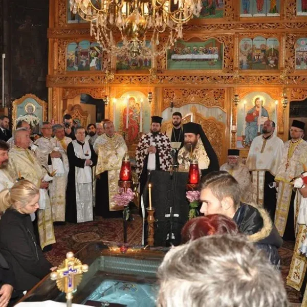 Conducătorii bisericii ortodoxe arădene, demnitarii locali, mii de oameni care l-au iubit şi respectat l-au condus pe părintele-protopop al lipovei, ioan jidoi, pe ultimul drum pământesc 8 ioan jidoi 5