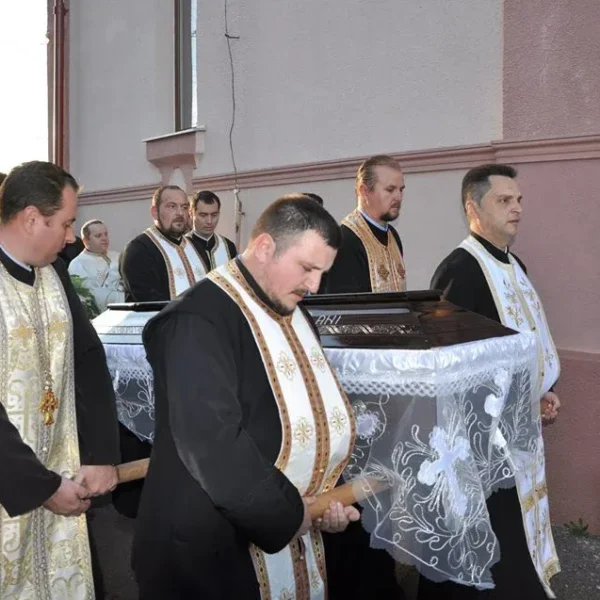 Conducătorii bisericii ortodoxe arădene, demnitarii locali, mii de oameni care l-au iubit şi respectat l-au condus pe părintele-protopop al lipovei, ioan jidoi, pe ultimul drum pământesc 5 ioan jidoi 8 1