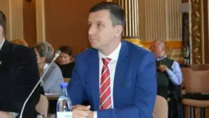 opoziția cere rezilierea contractului
