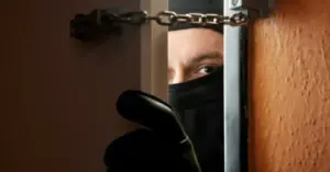 un tânăr și doi minori