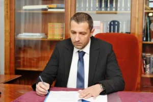 pe senatorul adrian wiener îl