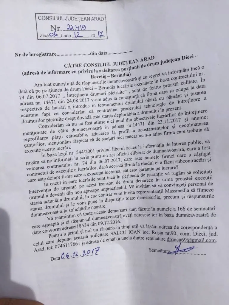„VREM DRUMUL REPARAT!” Un nou PROTEST COLECTIV față de starea drumurilor din Arad: pe traseul Almaş – Dieci – Revetiş – Berindia – Păulian, oamenii au ieșit în stradă