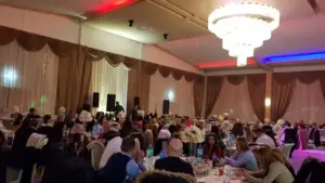 pentru că are (de) unde