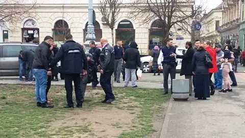 Cum și-au petrecut 8 MARTIE niște țigani: s-au bătut între ei din nimic, i-au luat mascații și i-au băgat în dube din nimic, iar până la Poliție s-au împăcat. Tot din NIMIC