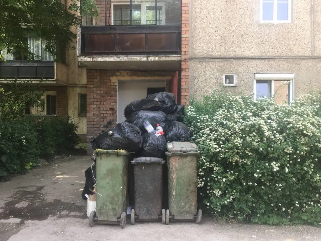 Cum întâmpină Aradul Ziua Internațională a MUNCII: cu niște PUTORI ORDINARE! O mini-criză a unui mini-oraș condus de mini-oameni [FOTO TRISTE]