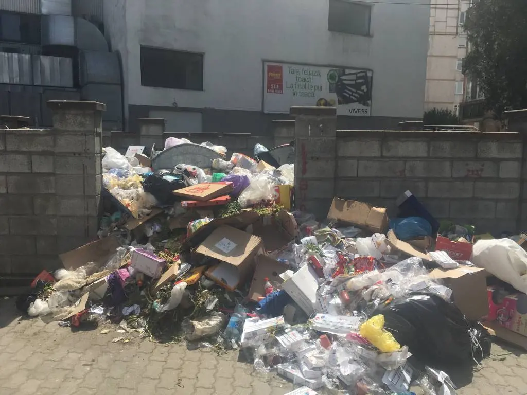 Cum întâmpină Aradul Ziua Internațională a MUNCII: cu niște PUTORI ORDINARE! O mini-criză a unui mini-oraș condus de mini-oameni [FOTO TRISTE]