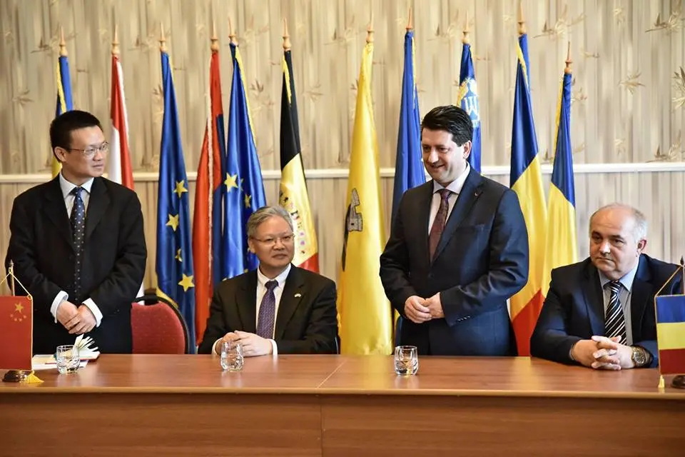 Republica Populară Chineză și-a trimis la Arad cei mai înalți reprezentanți pe care-i are în România. De azi, Pecica este primul oraș care are un Club „Pro China”