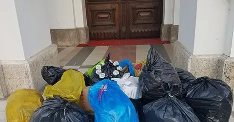 Un reportaj întârziat despre GUNOI, NIMENI și NIMIC în fața Primăriei