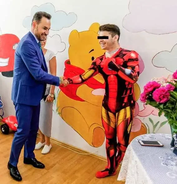 Din seria „ASTA înseamnă să fii FARAON de Arad”: în timp ce DOI MINIȘTRI vin la tine în oraș să te certe că nu-ți duci GUNOIUL – tu mănânci un măr în Piața Miorița după care mergi la creșă și dai mâna cu IRONMAN! [FOTO]