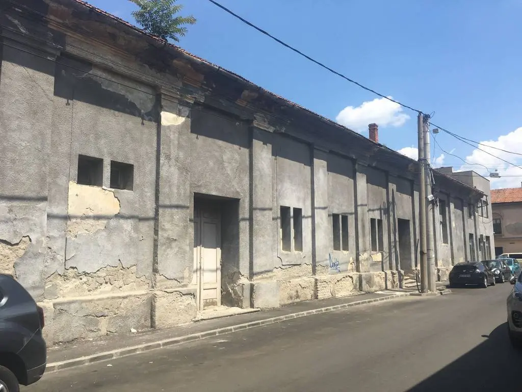 [ACTUALIZARE] ZI DE FOC azi, în CLM: SRL-ul „Falcă & co.” vrea să-și impună proiectul de desființare a Pieței Catedralei cu „majoritate simplă”. Miile de oameni care au semnat pentru menținerea actualei destinații sunt așteptați în fața Primăriei [FOTO]