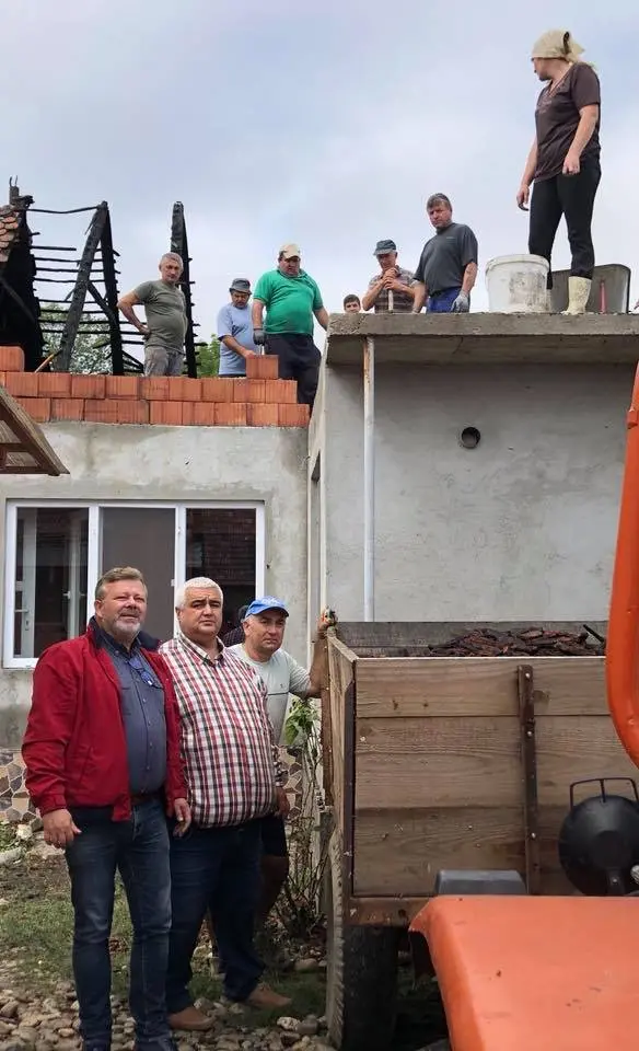 Casa unei familii din satul Cil a fost lovită de trăsnet... dar cum la sat e altfel decât la oraș, drama a fost rezolvată printr-un GEST UMANITAR de colectivitate