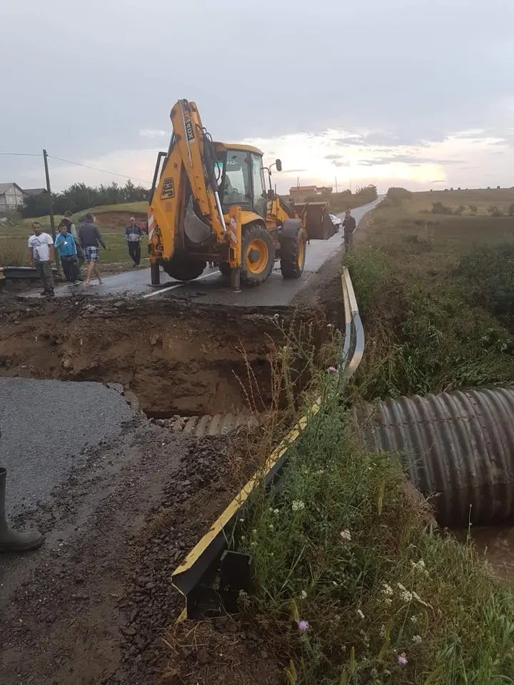 [ALERTĂ] Drumul dintre Frumușeni și Aluniș a fost ÎNCHIS, un podeț fiind luat de ape [FOTO]