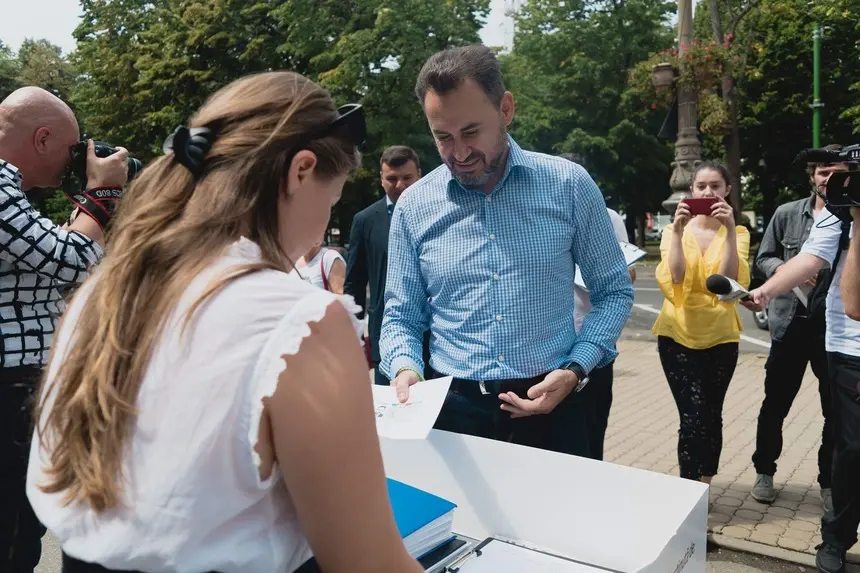 Asistăm la CEL MAI PENAL RĂZBOI POLITIC din Aradul ultimilor ani. USR cere demisia primarului pentru că nu le-a validat tabelul cu SEMNĂTURI. FALCĂ: „Toate faptele încadrate de Codul Penal la fals în înscrisuri se regăsesc pe listele aduse de USR Arad”!