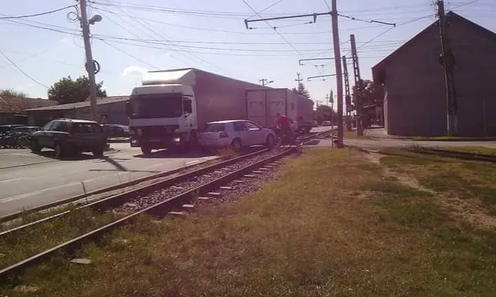 Ca-ntr-un sat din „Lumea a III-a”! În cartierul GAI, aproape toată circulația e ILEGALĂ... cu garaje cu tot, iar autoritățile par depășite... cu termene cu tot