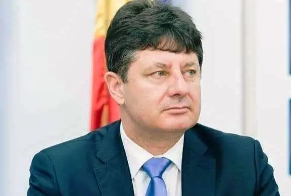 [ACTUALIZARE] Mai bine așa decât nicicum: CJA va da 100.000 de lei Primăriei Tauț ca să curețe MIZERIILE de pe marginea drumurilor... după ce le-a văzut cum arată în poze