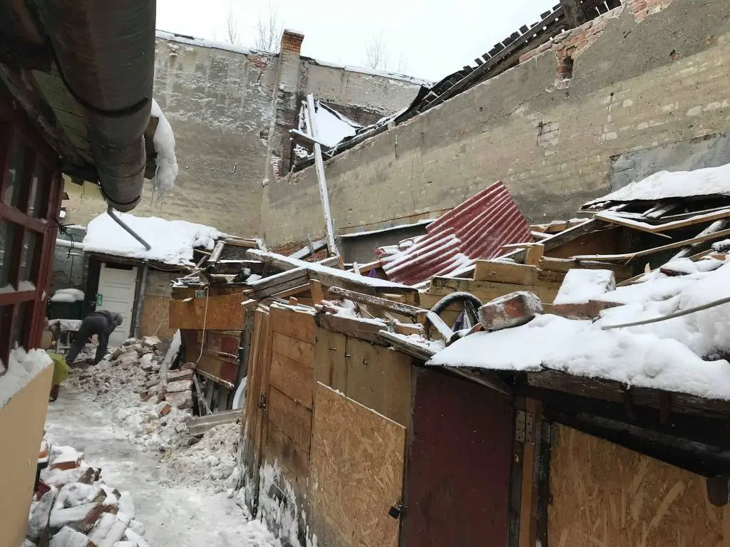 Dați cât mai multe motive TURIȘTILOR pentru care Aradul trebuie evitat! Azi avem PISICI CONGELATE pe „Mețianu” și PEREȚI PRĂBUȘIȚI pe „Dorobanților” [FOTO HORROR]