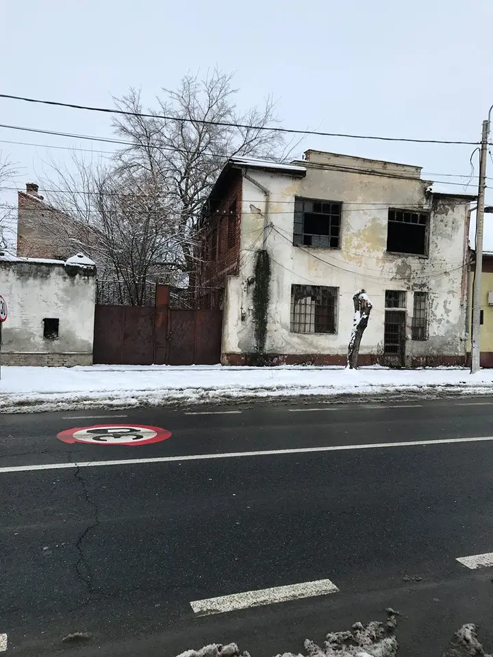Dați cât mai multe motive TURIȘTILOR pentru care Aradul trebuie evitat! Azi avem PISICI CONGELATE pe „Mețianu” și PEREȚI PRĂBUȘIȚI pe „Dorobanților” [FOTO HORROR]