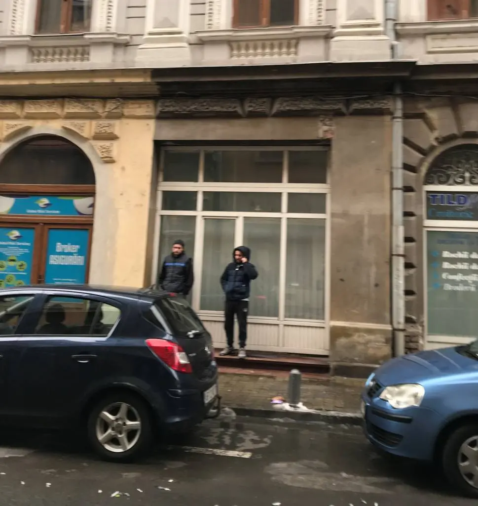 Ce-i cu INVAZIA asta de TÂLHARI în Arad?... S-a ajuns la nivelul la care se tâlhărește ziua în amiaza mare pe Mețianu, iar pe Blaga „mi se filează locuința non-stop, cu scopuri evident infracționale!”