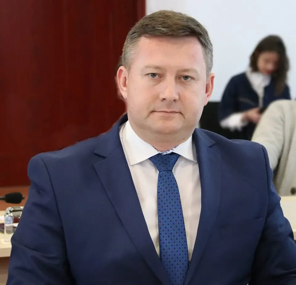 Răzvan CADAR - vicepreședinte CJA în locul Claudiei BOGHICEVICI; Cristian SĂLĂȘAN - consilier județean în locul acestuia...
