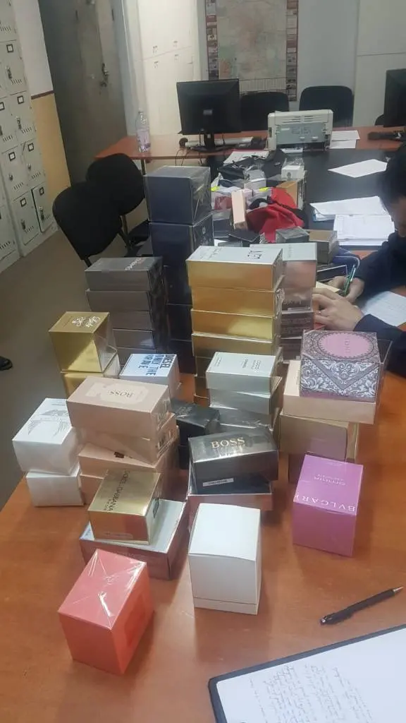 „Chanel”, „Boss” și „Versace” de Pecica - LA PORTBAGAJ avem...