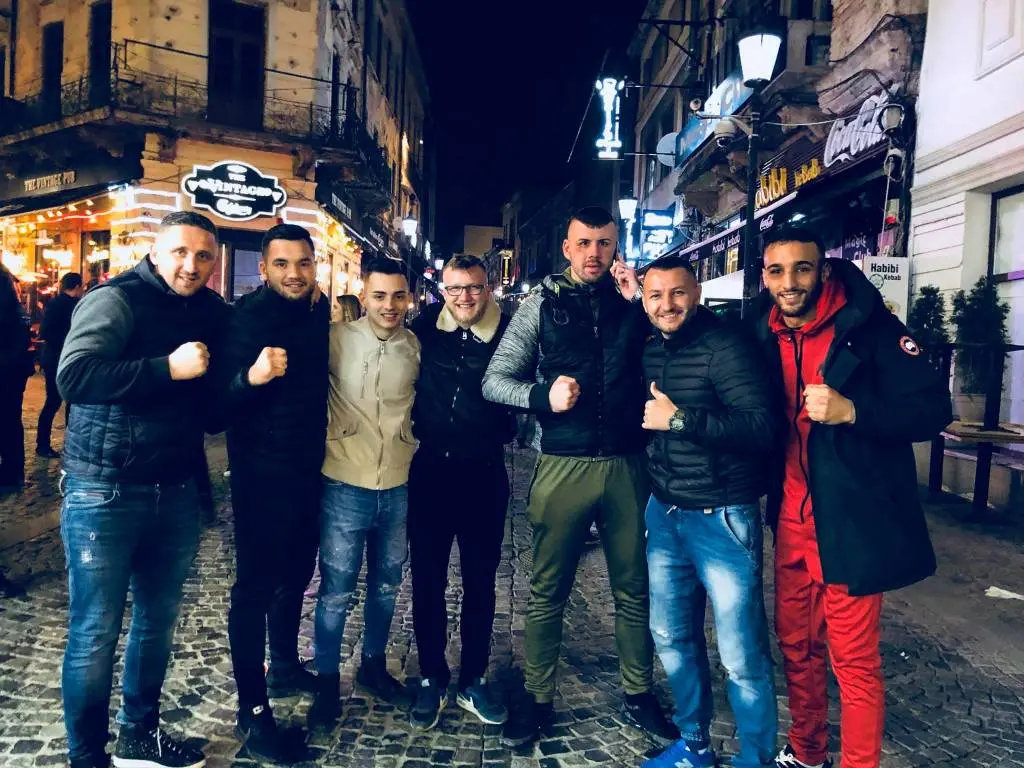 ADMIRĂ senzaționala TORNADO KICK pe care luptătorul arădean Eduard GAFENCU i-a administrat-o adversarului său în gala „Colosseum XI” de la București