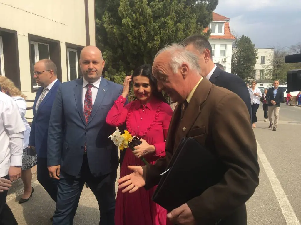 Totu-i vis și armonie la Spitalul Județean Arad când vine MINISTRUL SĂNĂTĂȚII să dea bani la toată lumea și e plimbată printre flori... [GALERIE FOTO]