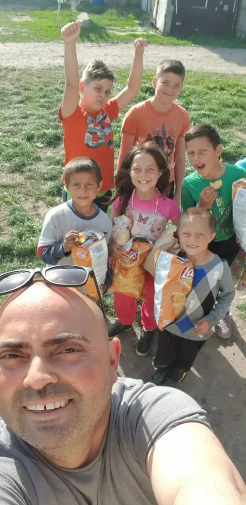 [ACTUALIZARE] E puțin mai bine pentru cei CINCI COPII părăsiți de „mamă” și crescuți de un tată depășit de situație în ruina de la fosta fermă de porci din capătul Aradului. Autoritățile au găsit soluții, iar oamenii buni le sar în ajutor cu tot ce pot [FOTO]