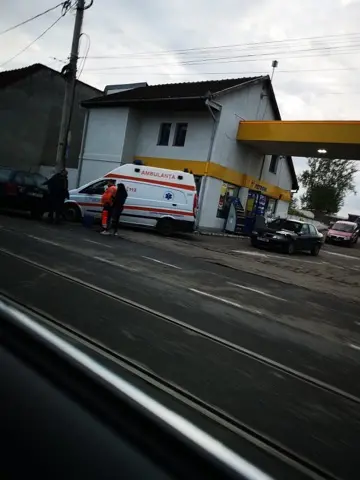 [ACTUALIZARE] Serviciul de Ambulanță Județean Arad explică ce căuta șoferul de pe salvare cu furtunul în rezervorul altuia: „Omul alimentase cu benzină în loc de motorină”