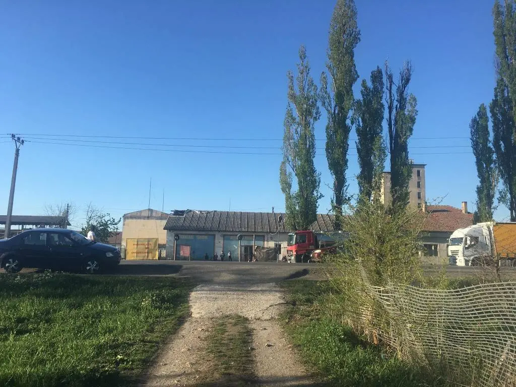 [ACTUALIZARE] E puțin mai bine pentru cei CINCI COPII părăsiți de „mamă” și crescuți de un tată depășit de situație în ruina de la fosta fermă de porci din capătul Aradului. Autoritățile au găsit soluții, iar oamenii buni le sar în ajutor cu tot ce pot [FOTO]