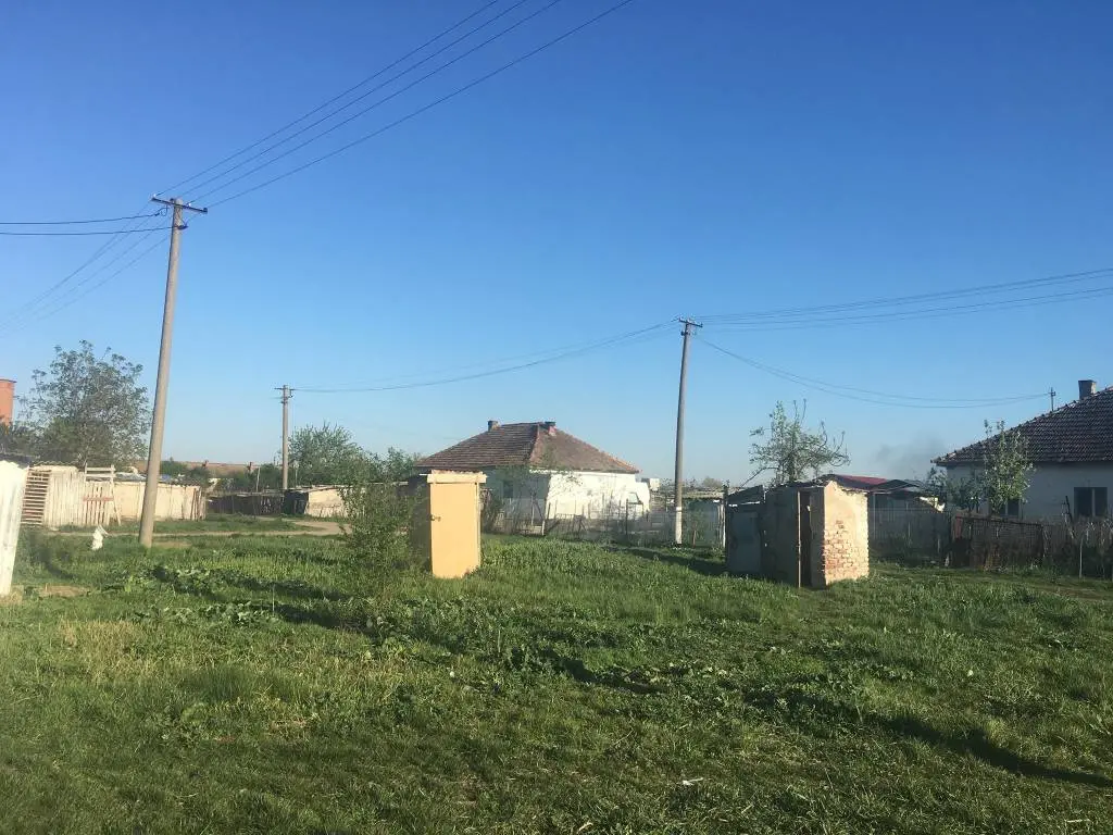 [ACTUALIZARE] E puțin mai bine pentru cei CINCI COPII părăsiți de „mamă” și crescuți de un tată depășit de situație în ruina de la fosta fermă de porci din capătul Aradului. Autoritățile au găsit soluții, iar oamenii buni le sar în ajutor cu tot ce pot [FOTO]