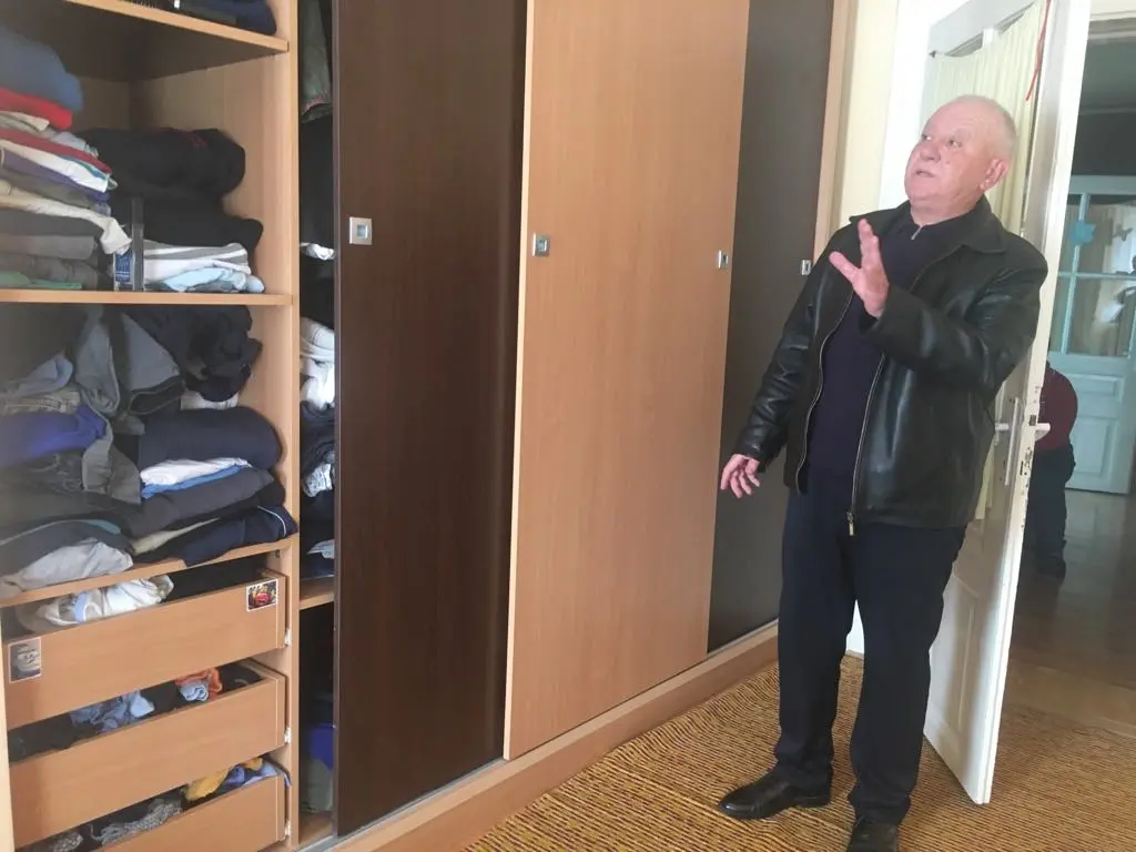 [ACTUALIZARE 7] După 5 ani de proces în care aproape nimeni nu mai spera la o rezolvare, pedofilul din Sântana SEMIDREAN Marcel A FOST CONDAMNAT la 7 ANI și 8 luni de închisoare și plata a 30.000 de euro către victima pe care a batjocorit-o în fosta Casă de tip familial „VERA”