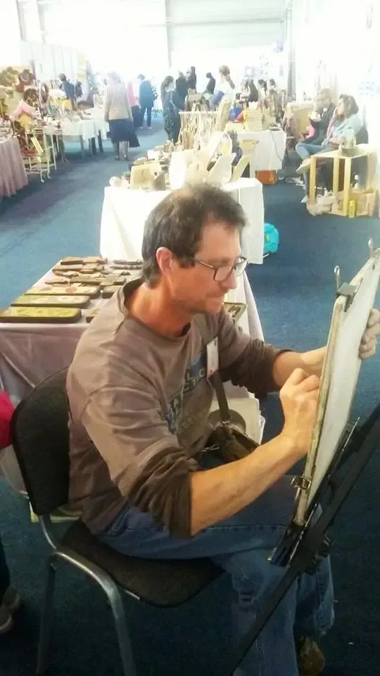 Lucian Manțoc - „artist stradal mândru de asta” - face portrete în creion la „Târgul Primăverii”