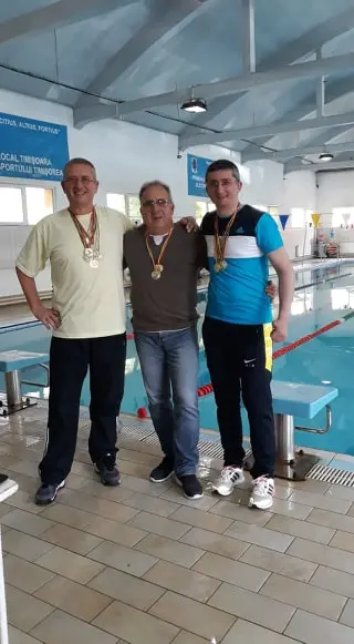 Cei trei ÎNOTĂTORI care au participat la CUPA MASTERS la Timișoara au scos din apă o „roabă” de MEDALII
